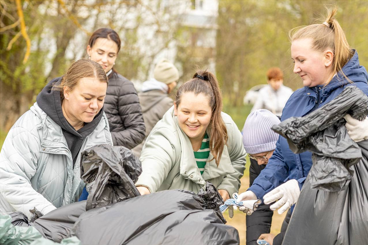 В Орехово-Зуеве на субботнике расчистили от мусора берег Клязьмы