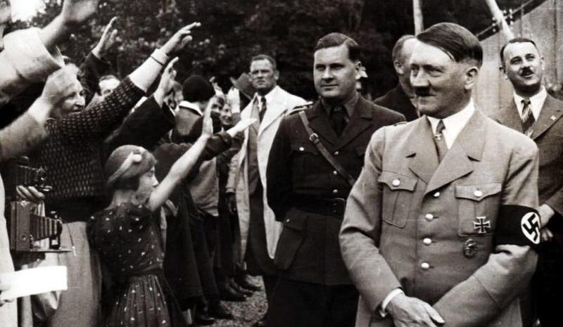 Суд оштрафовал жителя Германии за нацистское приветствие левой рукой