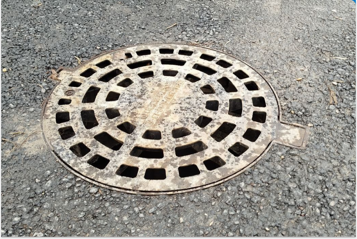 В Маниле женщина испуганно выбралась из огромной канализационной трубы