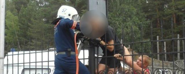 В Новосибирске 17-летний подросток повис на металлическом заборе на Шлюзе