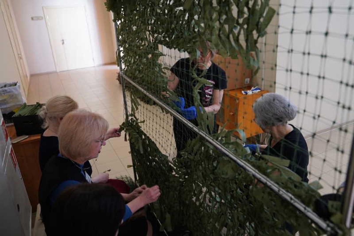 В Краеведческом музее плетут маскировочные сети для бойцов спецоперации
