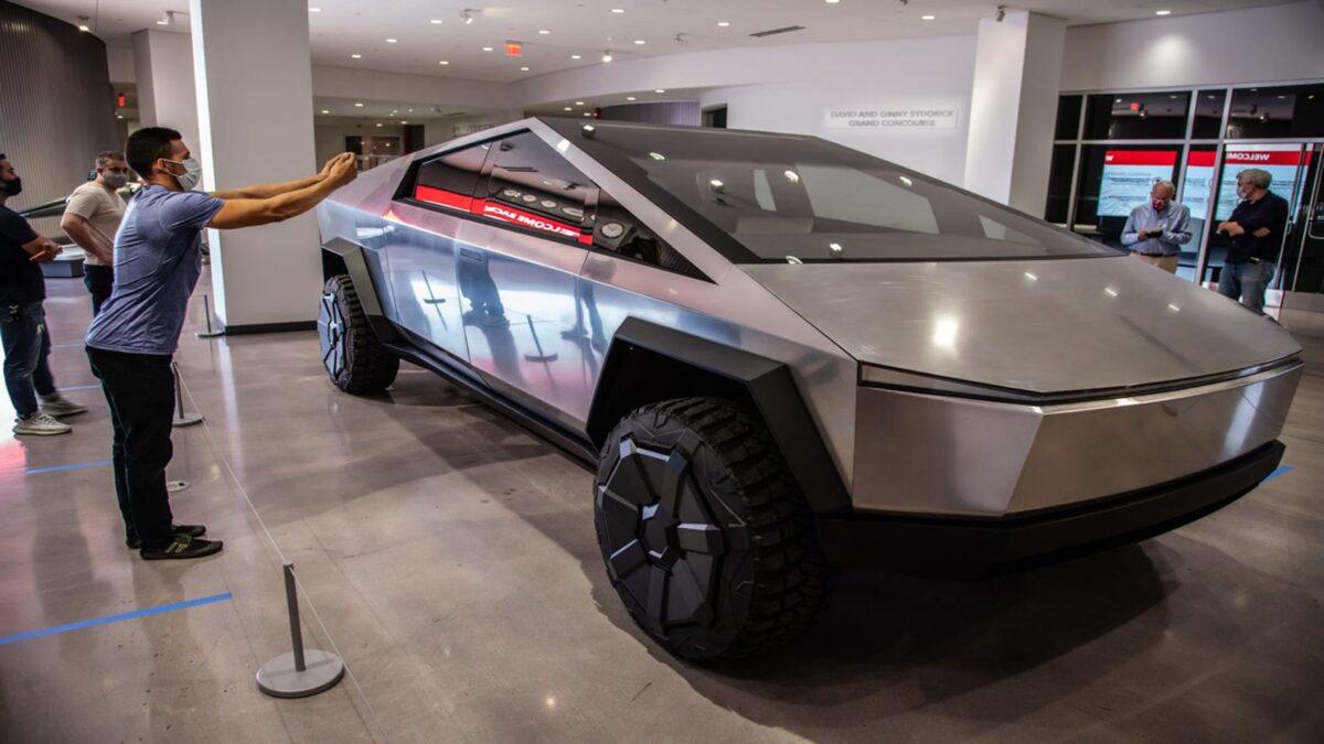 В серийное производство пикап Tesla Cybertruck выйдет в конце 2023 года