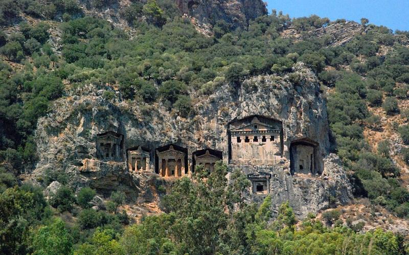 В Турции обнаружили 400 каменных гробниц с росписями и сокровищами