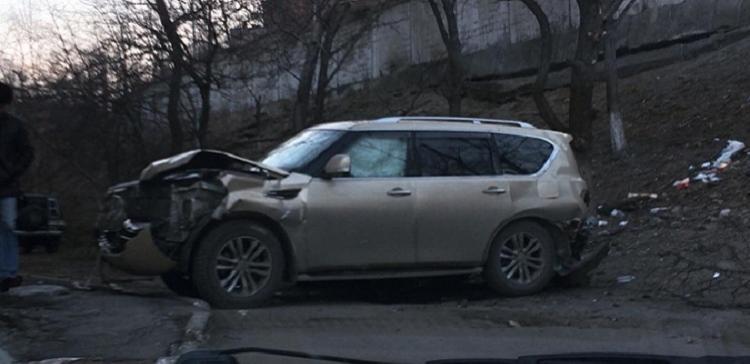 Во Владивостоке внедорожник Nissan Patrol упал с подпорной стены