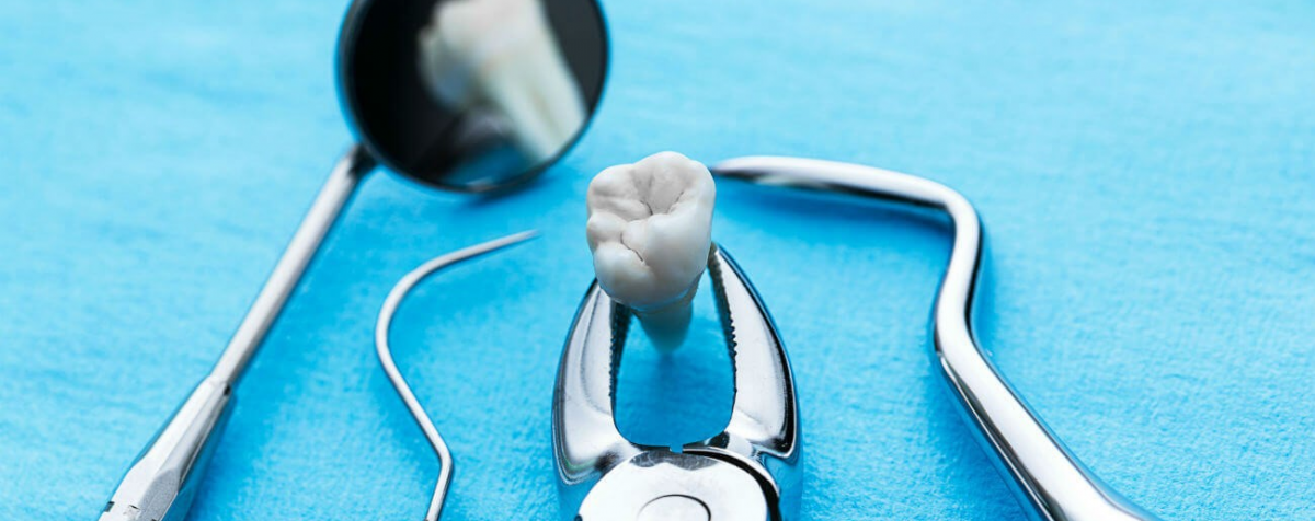 В Турции мужчина лишился передних зубов из-за уборщика, который притворился стоматологом