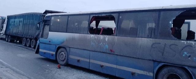 На трассе под Новосибирском пассажирский автобус на полном ходу врезался в припаркованный грузовик