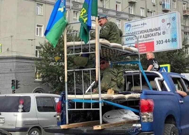 Новосибирские десантники организовали автопробег с двухъярусной кроватью