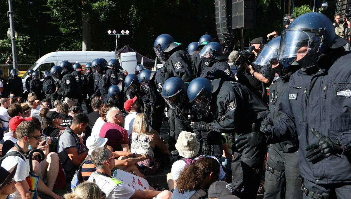 В Берлине во время акций протеста пострадали 45 полицейских
