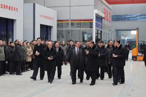 Ким Чен Ын на публичной церемонии освободил от должности вице-премьера КНДР