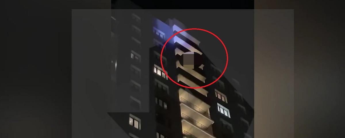 В Челябинске промышленный альпинист в костюме Деда Мороза упал с высоты 24-го этажа, перепутав веревки