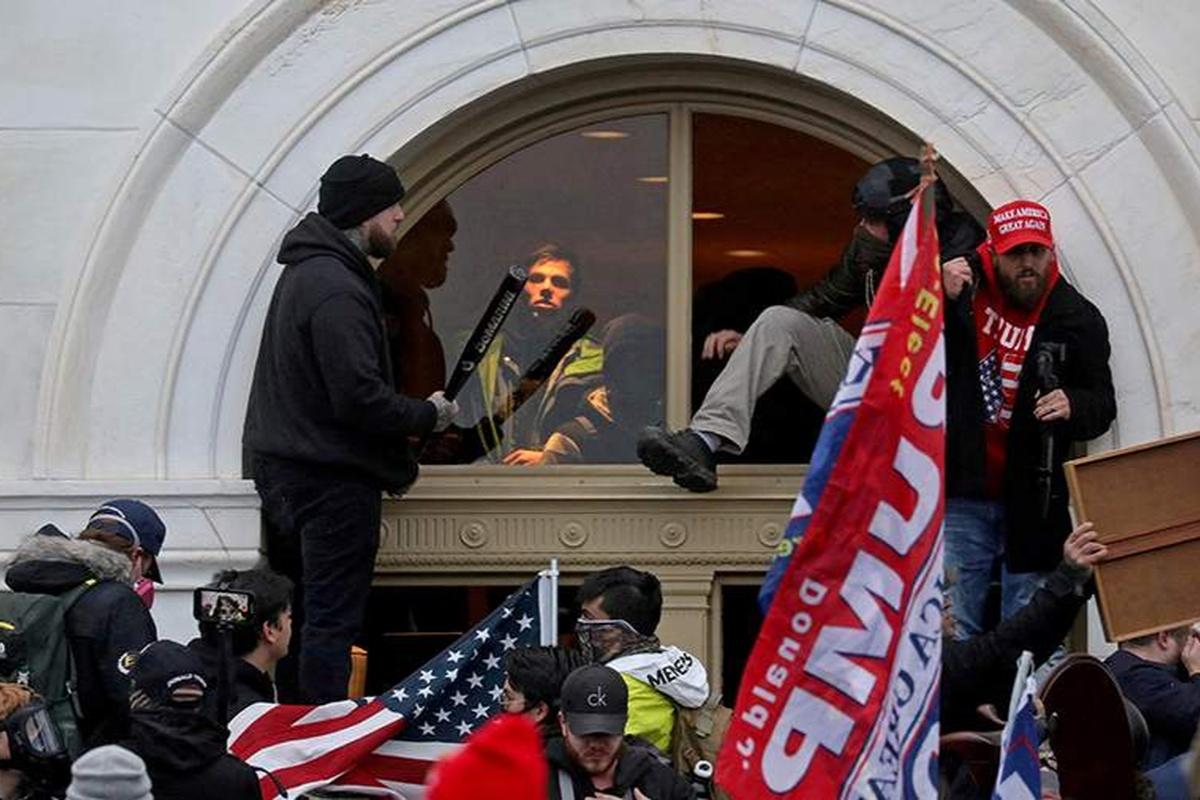 Американские власти намерены уволить агентов ФБР, которые занимались делами Трампа