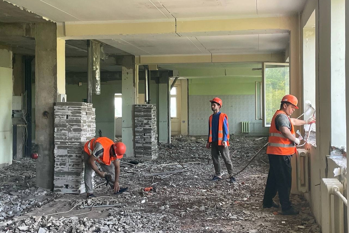В Пушкине продолжают демонтаж в здании поликлиники №1
