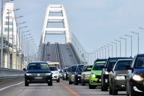 Almost 1,500 cars are stuck in a traffic jam near the Crimean bridge