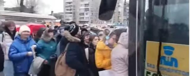 В Самаре 13 марта пассажиры штурмовали автобусы, пытаясь уехать на работу и учебу