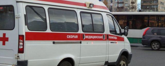 В Петербурге упавший с крыши кусок льда травмировал ребенка в коляске