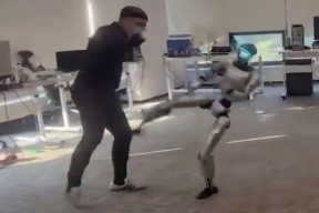 В Китае боевой робот Unitree ударил разработчика ногой в пах