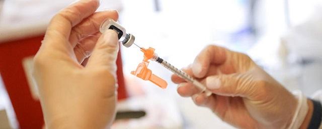 Пожилой японке по ошибке ввели две дозы вакцины Pfizer за сутки