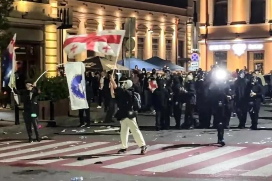 Протесты в Тбилиси: спецназ применил водометы для разгона демонстрантов у президентского дворца и парламента