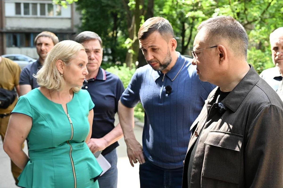 Файзуллин и Пушилин осмотрели масштаб восстановления в пострадавших районах Донецка