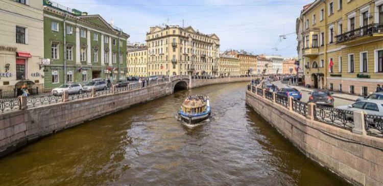 Полиция Петербурга пресекла незаконные пассажирские перевозки на Мойке  