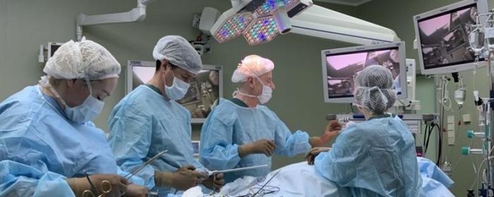 Саратовские хирурги удалили пенсионерке опухоль размером 25 см