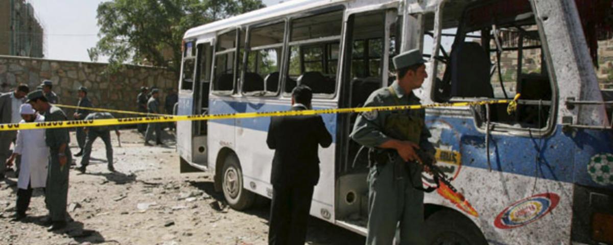 16 человек погибли при взрыве автобуса в Афганистане