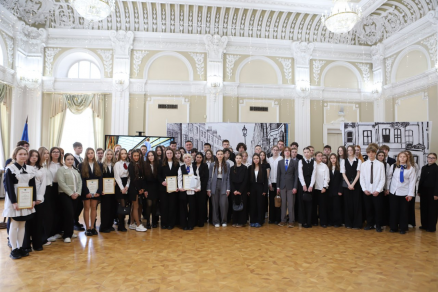 Мэр Иркутска Руслан Болотов принял участие в чествовании победителей конкурса «Если бы мэром был я…» и ответил на вопросы учащихся