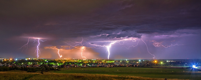 Эксперт рассказал, почему нельзя заряжать телефон в грозу