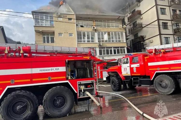 На Красной Поляне из горящего дома эвакуировали 40 человек