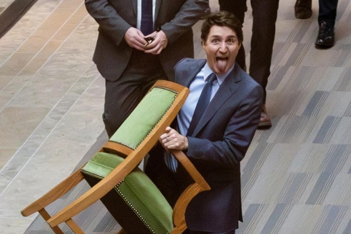 Уходящий в отставку, Трюдо прихватил с собой кресло из парламента Канады