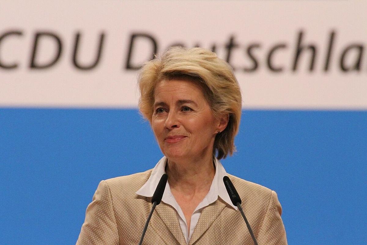 Медведев: европейцам после торговой сделки ЕС и США впору «вздёрнуть бешеную бабку Урсулу»