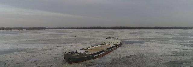 В Самаре за два дня во льдах Волги застряли три судна