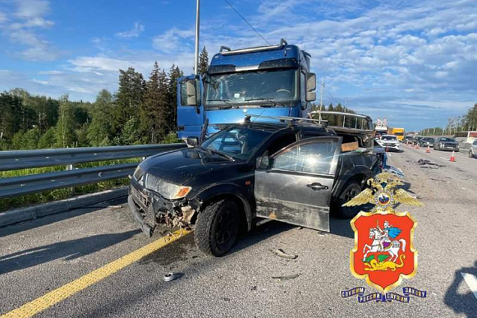 На трассе М-12 в Подмосковье столкнулись пять машин, один человек погиб