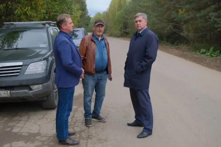 Спикер Заксобрания Кировской области Роман Береснев проверил ход ремонта Адышевской школы и дороги Коршик — Оричи