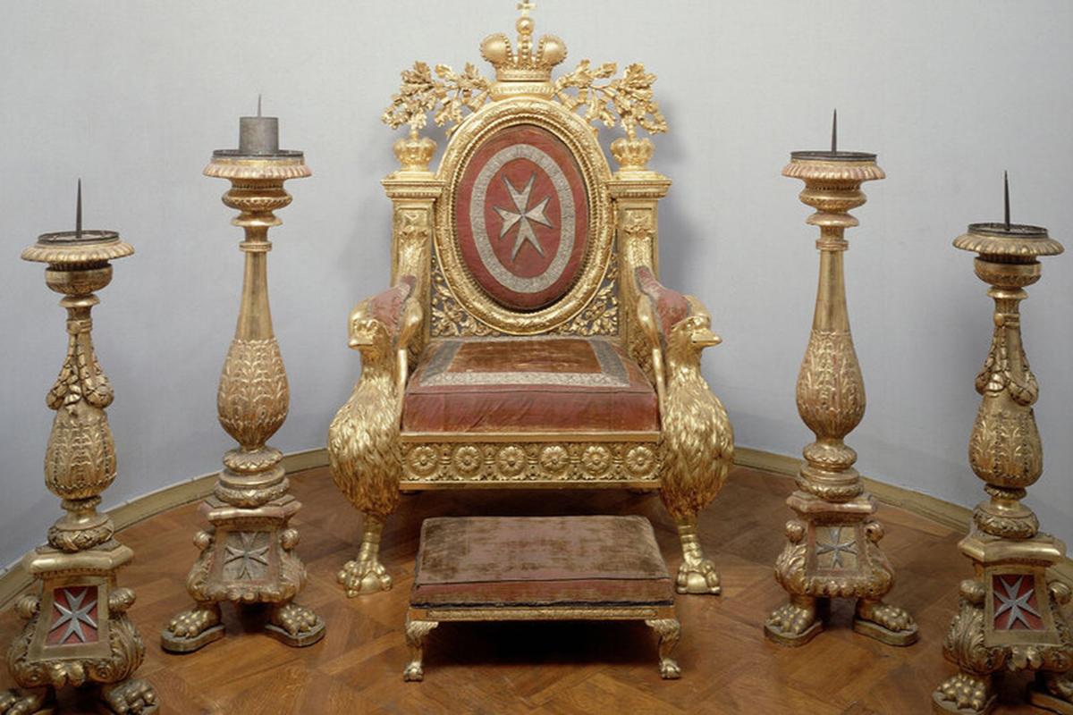 Посетитель Эрмитажа посидел на троне Павла I на 840 тысяч рублей