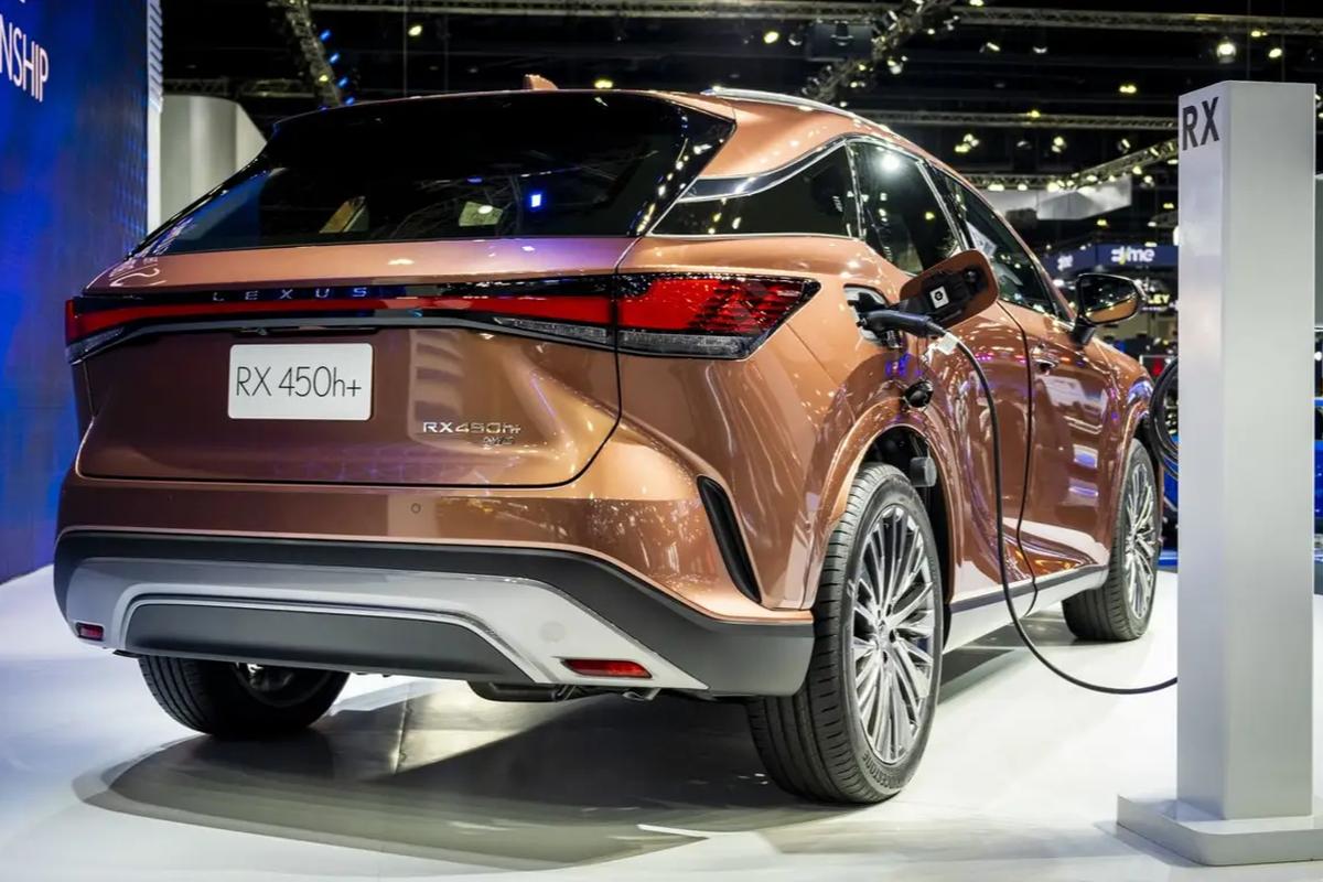 Global automakers are abandoning electric cars and returning to gasoline