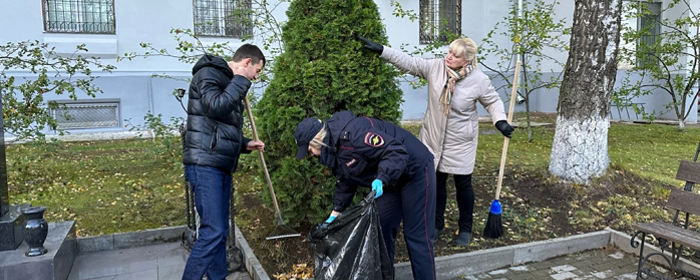 Полицейские и общественники провели субботник у памятника в Красногорске