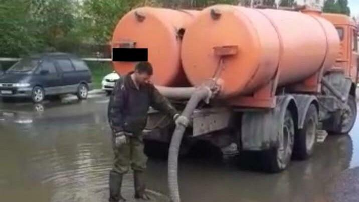 За ночь на 2 мая в Астрахани с улиц откачали свыше 430 кубометров дождевой воды