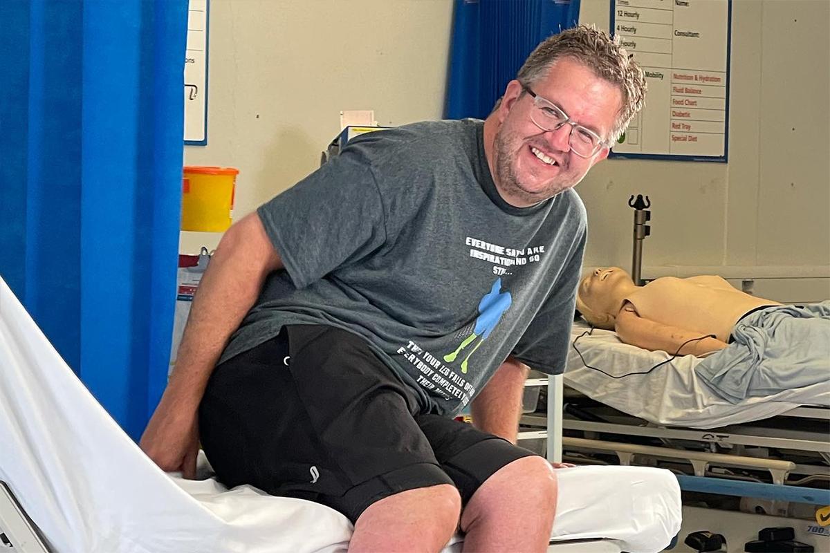 В Британии хирурга, ампутировавшего себе ноги ради страховки, приговорили к тюрьме