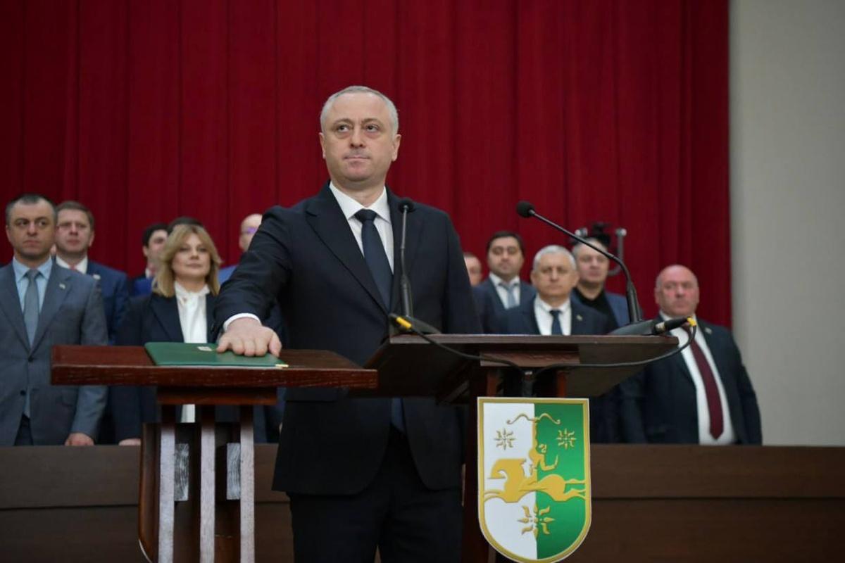 Глава Югры Руслан Кухарук поздравил Бадру Гунбу со вступлением в должность президента Абхазии