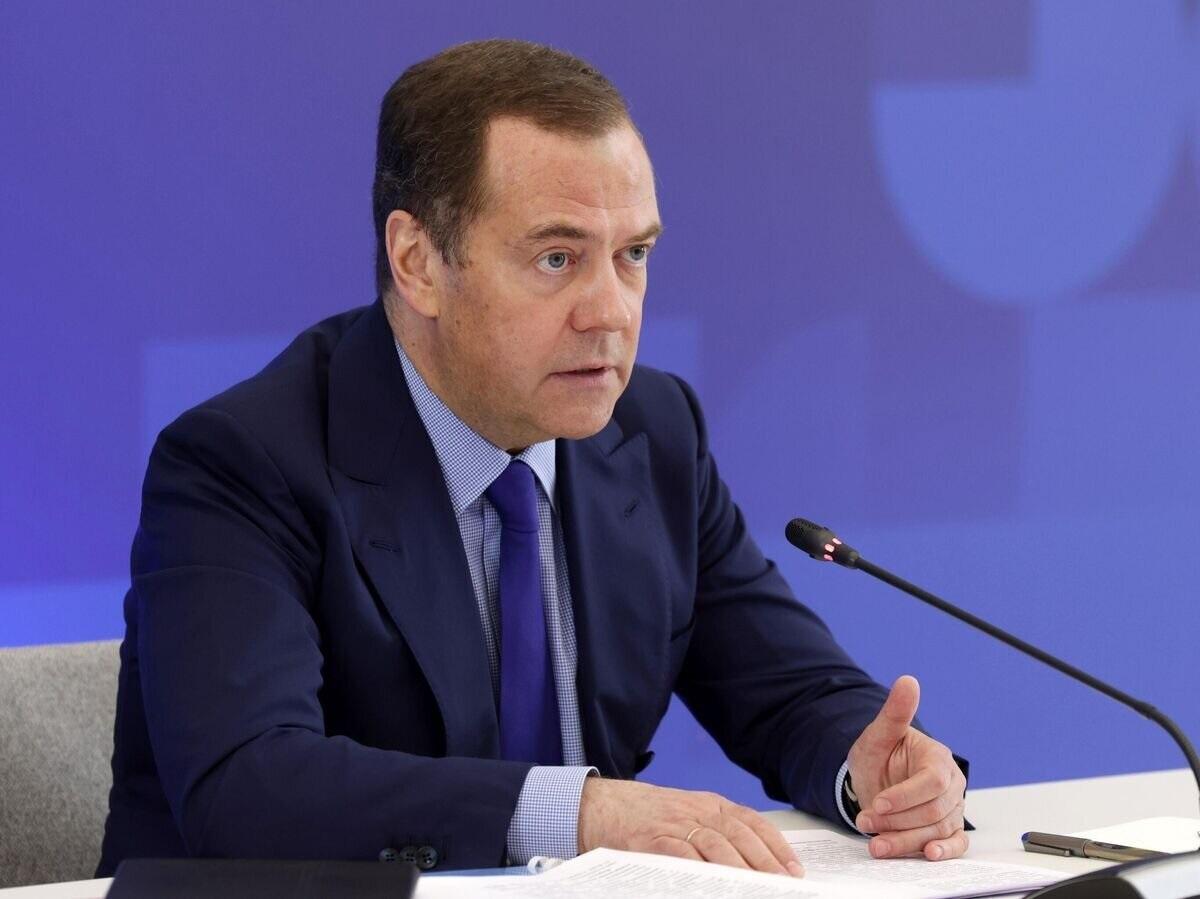 Медведев не выдержал и сделал жирный намек — посоветовал выданным Западу при обмене предателям России оглядываться по сторонам