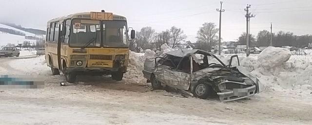 В Башкирии перевозивший школьников автобус столкнулся с легковушкой