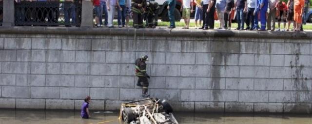 На северо-востоке Москвы автомобиль упал в реку Яузу