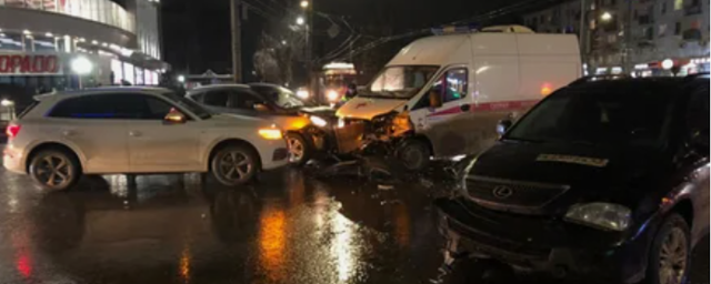 В Кирове произошло массовое ДТП с участием скорой