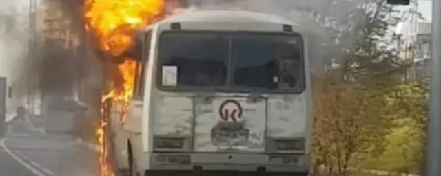 Пассажирский автобус сгорел в Красноярске возле Октябрьского моста