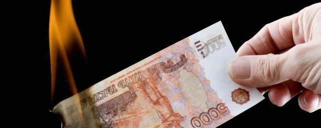 Эксперт заявил о новой волне девальвации рубля