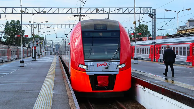 Из Петербурга в Ораниенбаум запустили тактовое движение поездов на Балтийском вокзале