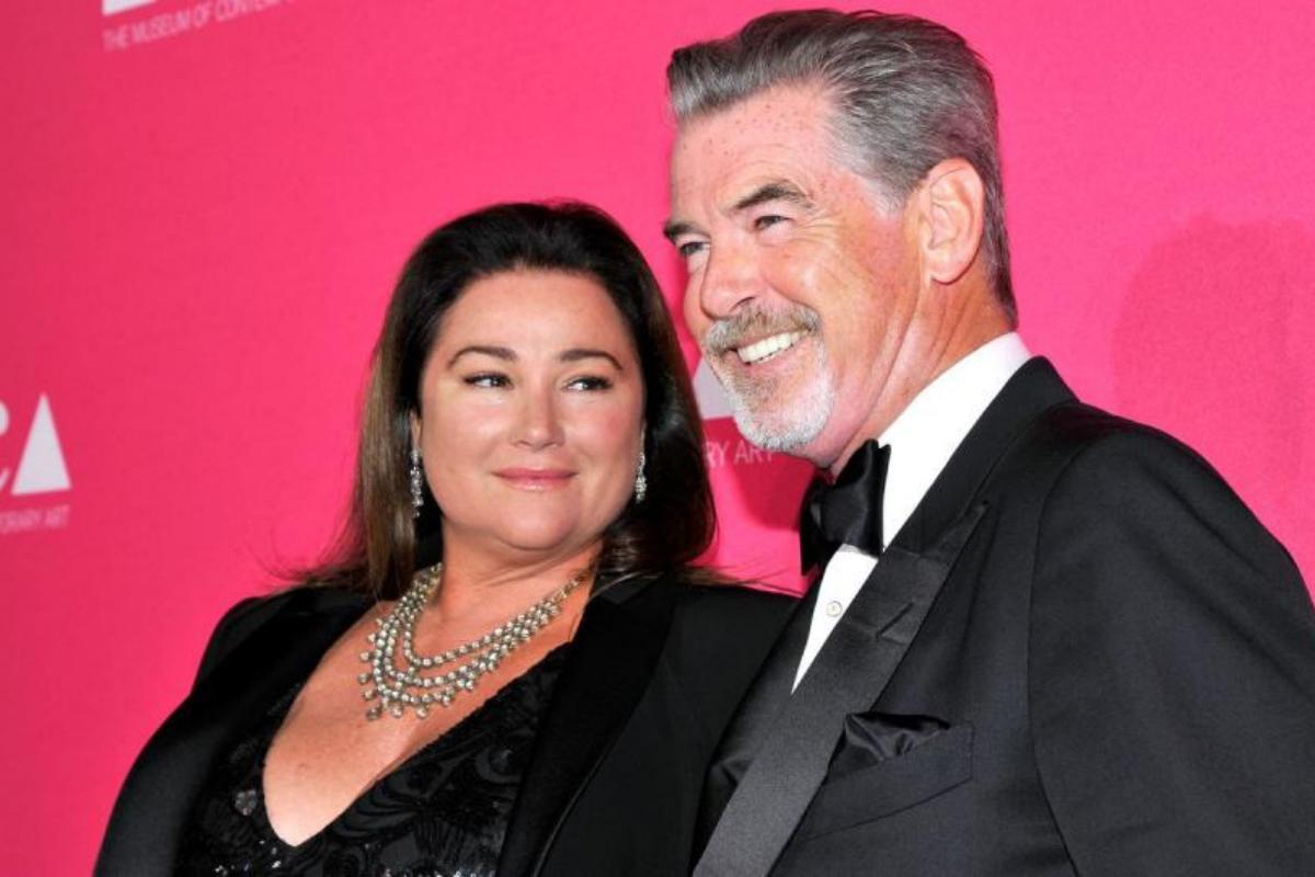 Сравнили с «кассиршей из супермаркета» и посоветовали «обновить модель». Как поступил Пирс Броснан после оскорбления жены