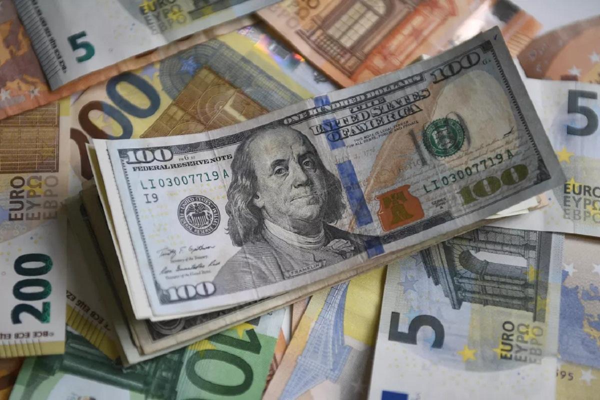 Финансист Астафьев: В банках страны не хватает долларов нового образца