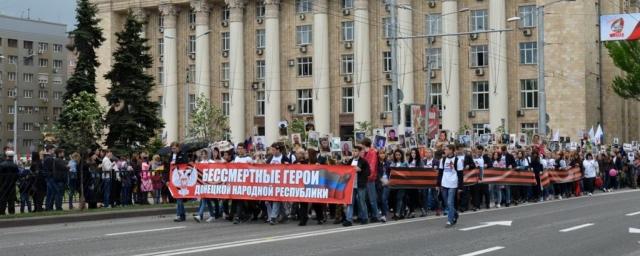 Захарченко возглавил колонну «Бессмертного полка» в Донецке